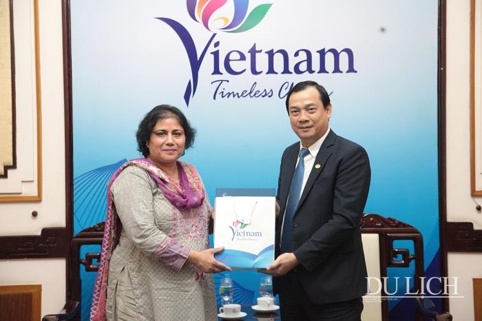 Tổng cục trưởng Tổng cục Du lịch Nguyễn Trùng Khánh tặng quà lưu niệm cho bà Samina Mehtab - Đại sứ Cộng hòa Hồi giáo Pakistan tại Việt Nam
